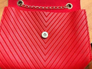 Piccola borsetta con design V