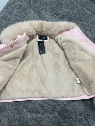 Chaqueta rosa palo se quita el pelo del cuello