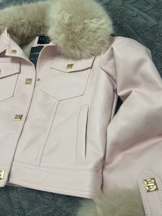 Chaqueta rosa palo se quita el pelo del cuello