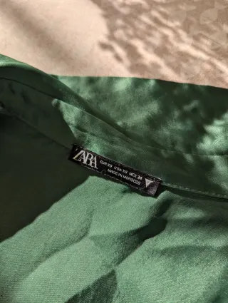 Vestido elegante verde satinado