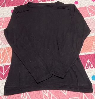 Camiseta básica manga larga negra.