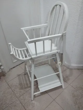 Trona de madera blanca