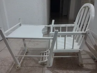 Trona de madera blanca