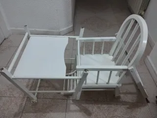 Trona de madera blanca