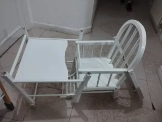 Trona de madera blanca