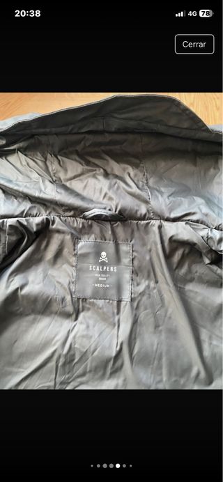 Chaqueta Scalpers impermeable verde.