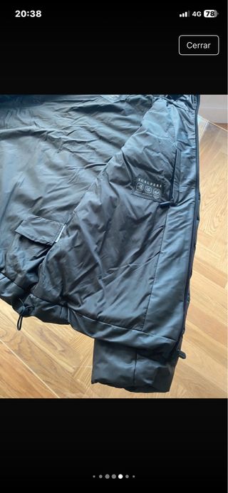 Chaqueta Scalpers impermeable verde.