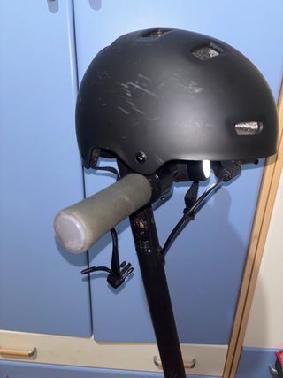 Patinete eléctrico con casco