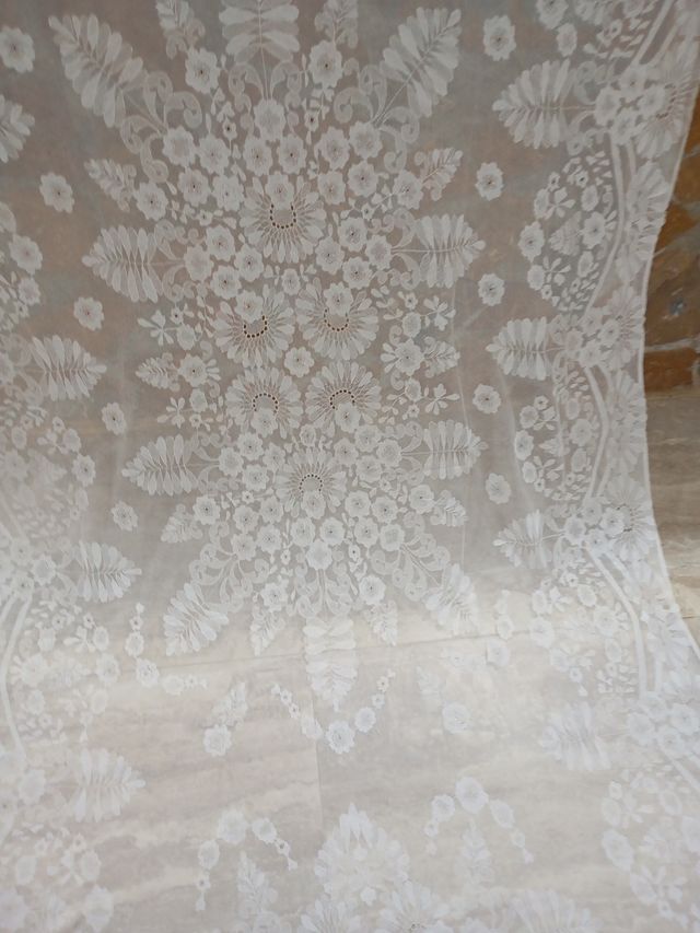 Mantilla de seda bordada a mano encaje de granada