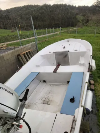 Barco con motor Honda