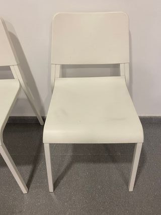 2 sillas blancas