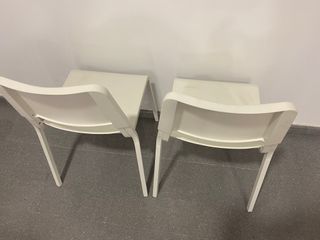 2 sillas blancas