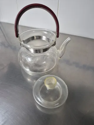 Tetera de cristal antigua con asa