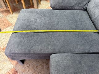 Sofá modular gris de tela se puede ver