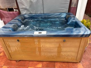 Jacuzzi Azul y Marrón