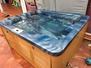 Jacuzzi Azul y Marrón