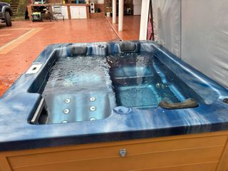 Jacuzzi Azul y Marrón