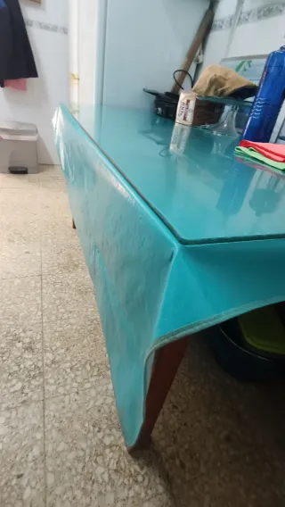 Mesa grande de madera maciza con cristal