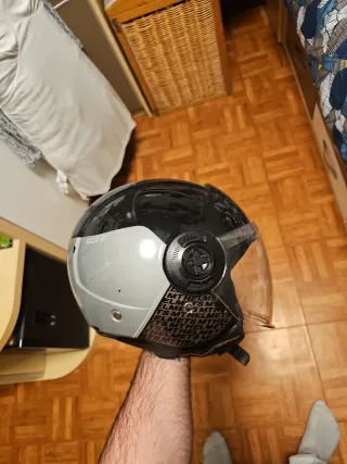 Casco de moto negro con visera