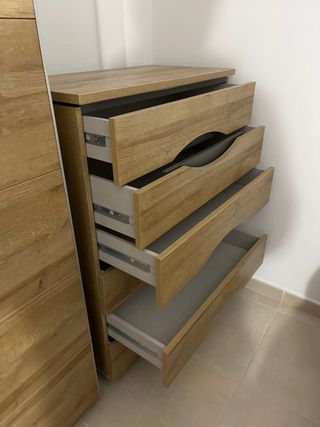 Cómoda de madera con cajones