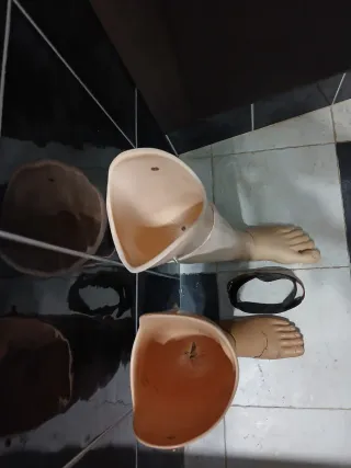 Lote 2 prótesis pierna ortopédica antigua atrezo