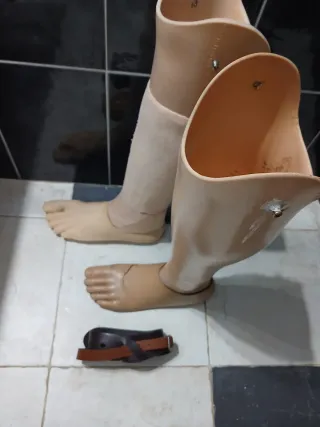 Lote 2 prótesis pierna ortopédica antigua atrezo