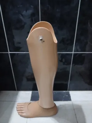 Lote 2 prótesis pierna ortopédica antigua atrezo