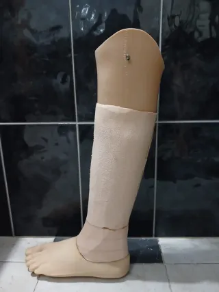 Lote 2 prótesis pierna ortopédica antigua atrezo