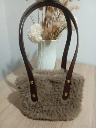 Bolso de mano peludo hecho a mano