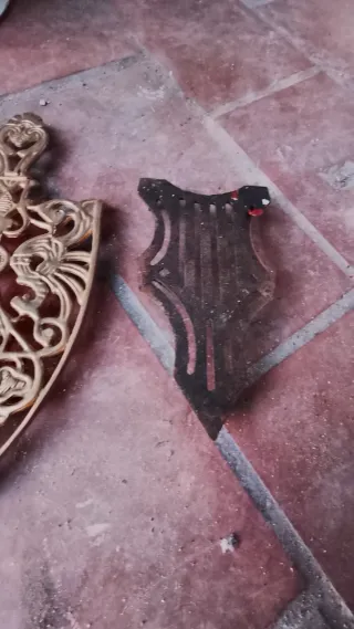 Plancha de hierro con soporte de bronce