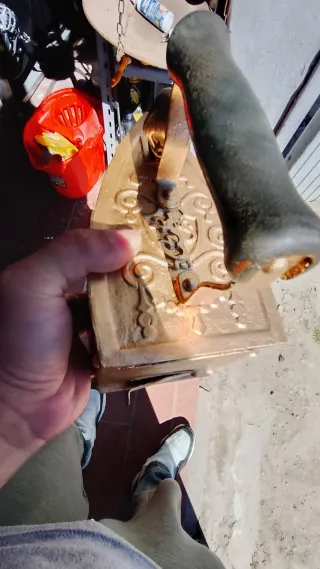 Plancha de hierro con soporte de bronce