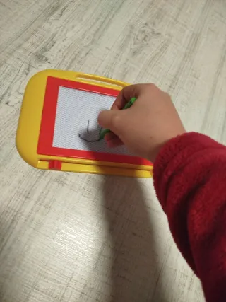 Pizarra magnética infantil amarilla