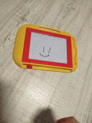 Pizarra magnética infantil amarilla