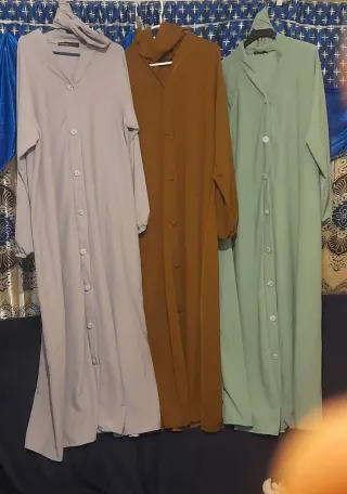 Abaya larga con botones y pañuelo
