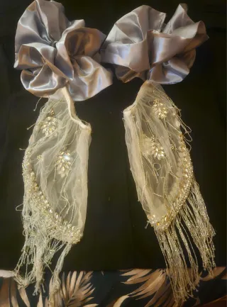 Vestido de fiesta plateado y blanco