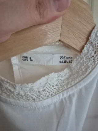 Blusa Sfera manga larga cuello alto encaje