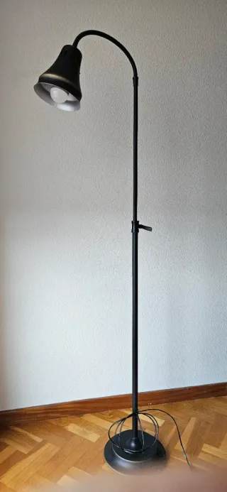 Lámpara de pie marrón oscuro, y bronce envejecido