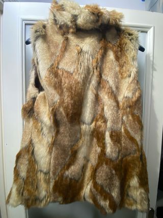 Chaleco de pelo beige y marrón