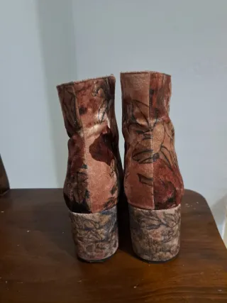 Botines de terciopelo con estampado floral