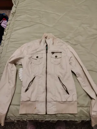 Chaqueta beige estilo bomber