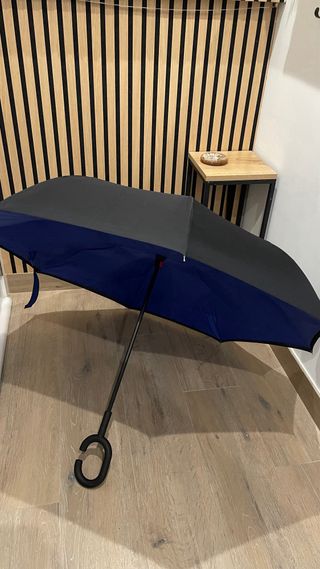 Paraguas invertido azul y negro