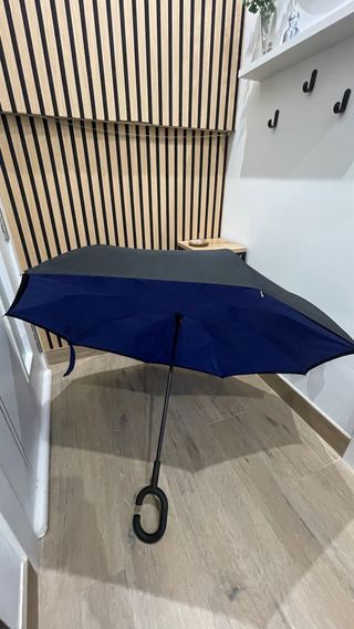 Paraguas invertido azul y negro