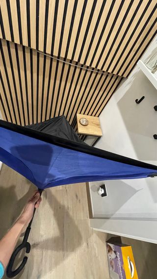 Paraguas invertido azul y negro