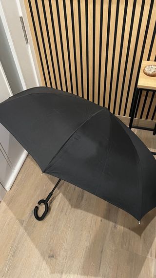 Paraguas invertido azul y negro