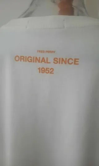 T-shirt Fred Perry bianca con stampa oro