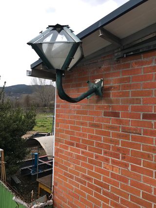 Farola de metal y cristal