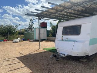 Parcela rústica vallada junto a urbanización