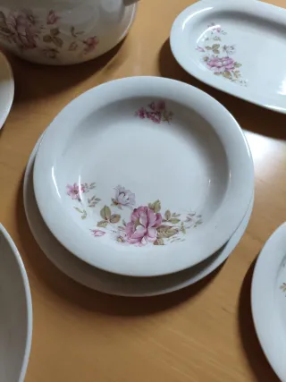 Set piatti ceramica bianchi con fiori rosa