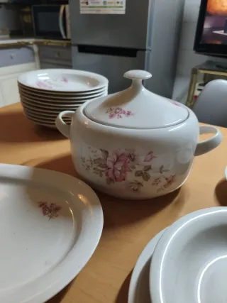 Set piatti ceramica bianchi con fiori rosa