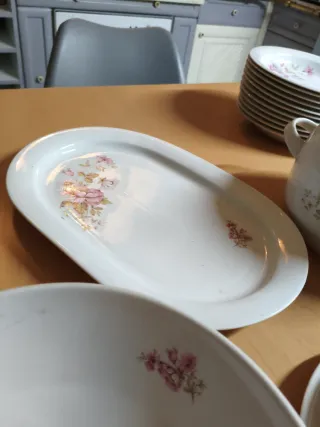 Set piatti ceramica bianchi con fiori rosa